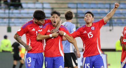 Iván Román de Chile celebra un golazo ante Uruguay