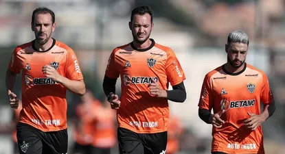 Diego Godín en su primer día de entrenamiento en su nuevo club, Atlético Mineiro de Brasil