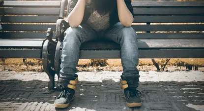 El Observador | man-in-black-shirt-and-gray-denim-pants-sitting-on-gray-1134204.webp