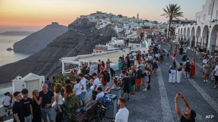 El turismo desborda a las islas griegas.