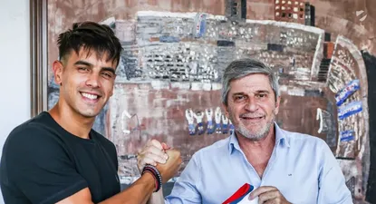 Alexis Castro en su llegada a Nacional con el presidente Alejandro Balbi