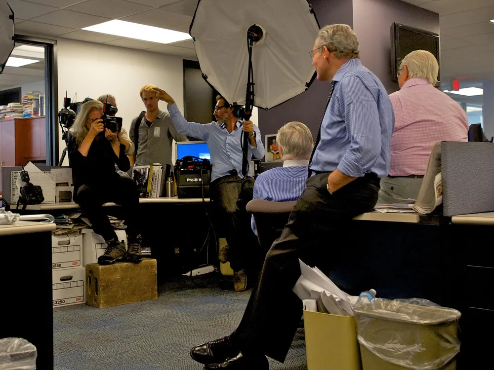 La fotógrafa Annie Leibowitz retrata a Woodward, Bernstein y Bradlee en las oficinas del periódico