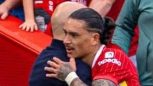 Darwin Núñez se abraza con el técnico Arne Slot cuando es reemplazado en Liverpool