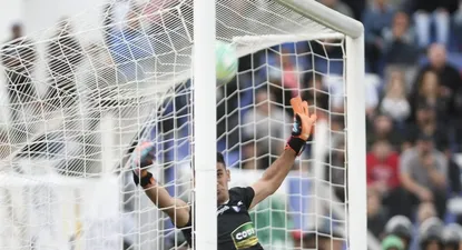 Darío Denis rechaza la pelota tras un tiro libre de Santiago Rodríguez en el que Nacional reclamó gol