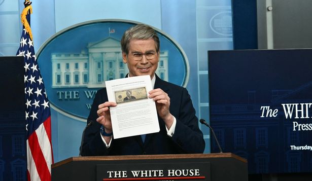 Scott Bessent mostró el diseño del billete de 250 dólares con la cara de Trump
