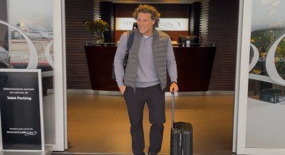 Diego Forlán arribó este martes de tarde a Montevideo y en las próximas horas firmará como entrenador de la selección uruguaya