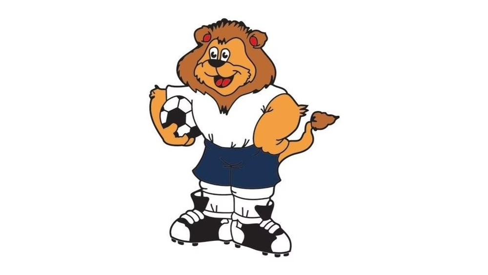 Goaliath, la mascota de Inglaterra 1996: el león sonriente, vistiendo el uniforme clásico inglés, representa la dignidad y el coraje del fútbol inglés.