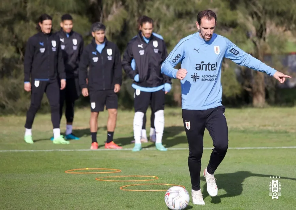 Diego Godín durante un entrenamiento en el complejo Celeste