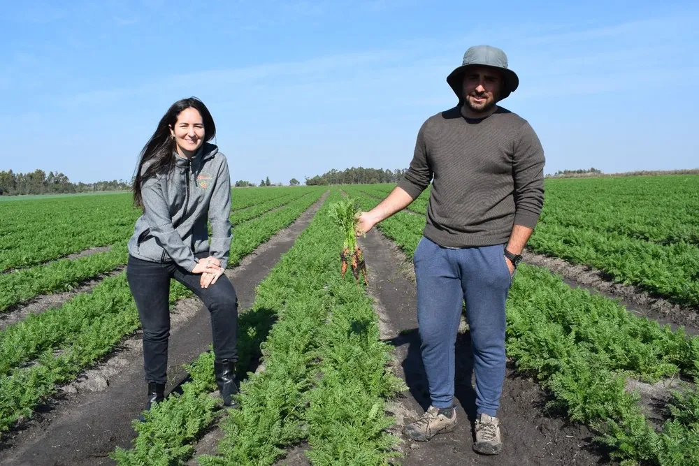 Antonella y Germán Gordillo son la tercera generación de productores de zanahoria.