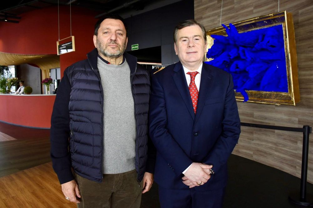 Gabriel Hochbaum, accionista de El Observador, junto al gobernador Gerardo Zamora.