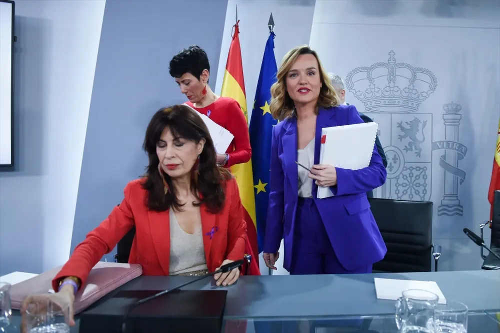 La ministra de Igualdad, Ana Redondo; la ministra de Inclusión, Seguridad Social y Migraciones, Elma Saiz, y la ministra de Educación, Formación Profesional y Deportes, Pilar Alegría, tras un Consejo de Ministros extraordinario con motivo del 8M.
