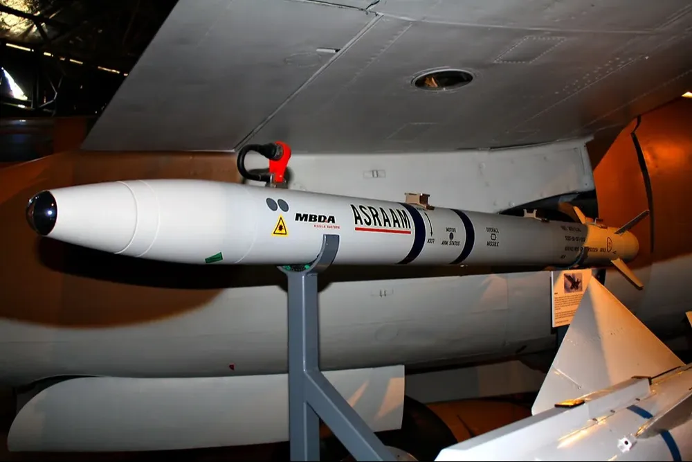 El misil AIM 132 ASRAAM es de fabricación británica y su alcance efectivo es de 28 kilómetros.