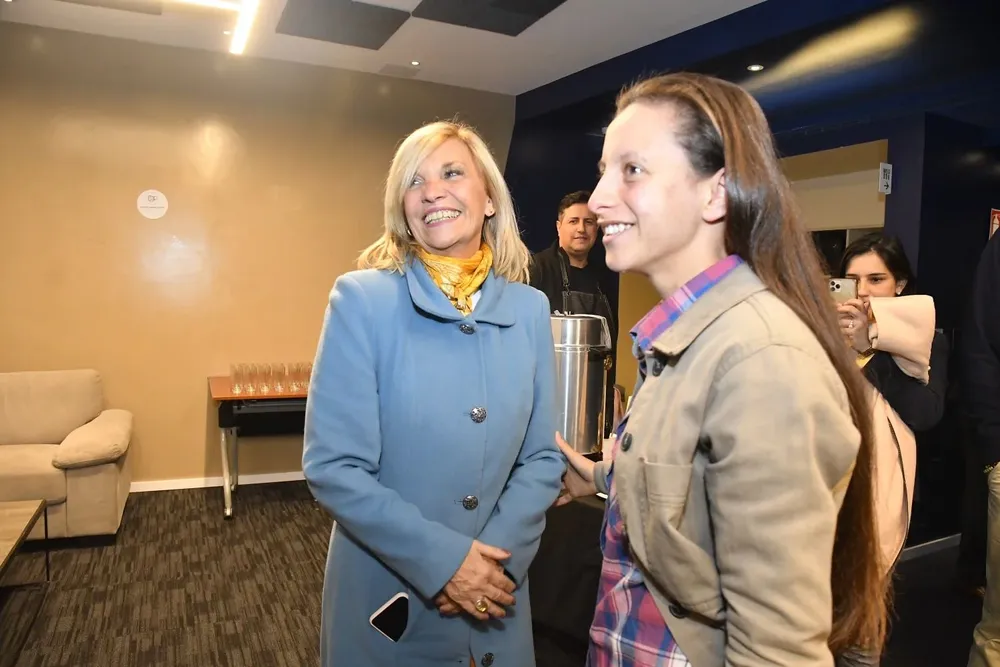 La vicepresidenta Beatriz Argimón le da la bienvenida a Belén Aquino