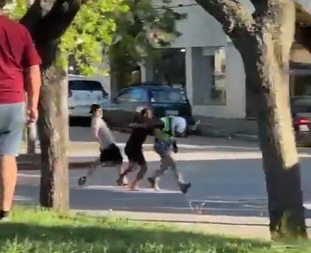 Dos hombres atacaron a un inspector de tránsito