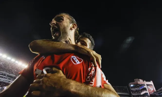 Gastón Silva festeja junto a Emanuel Gigliotti, autor del tercer gol