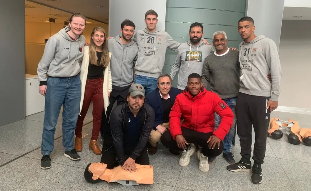 Gonzalo Rivas con el grupo que se capacitó a través de Gol al futuro