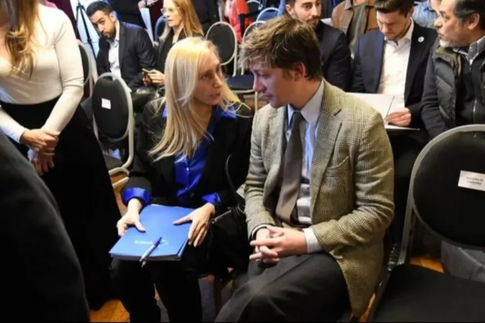 Karina Milei junto a Santiago Caputo, asesor presidencial e integrante de la mesa técnica