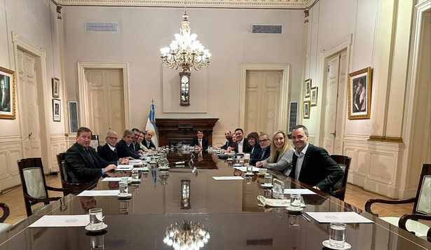 El jefe de Gabinete encabezó la reunión con los ministros sin la presencia del presidente, Javier Milei