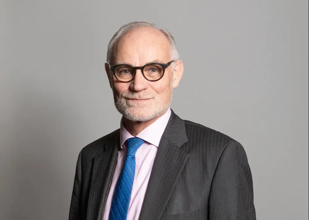 El diputado conservador Crispin Blunt fue detenido en el Reino Unido acusado de violación