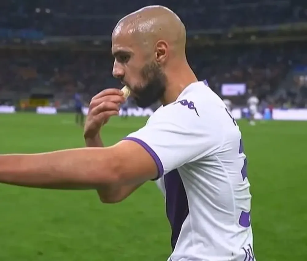 Amrabat comiendo una banana