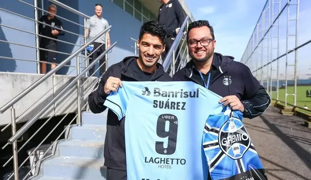 Suárez cuando recibió un regalo de Gremio con la camiseta celeste