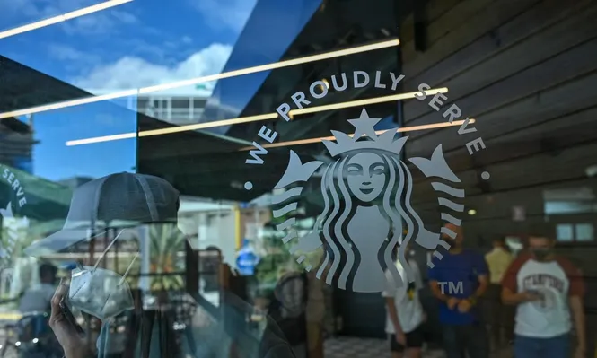El logo de Starbucks en un supermercado de Caracas causa un malentendido