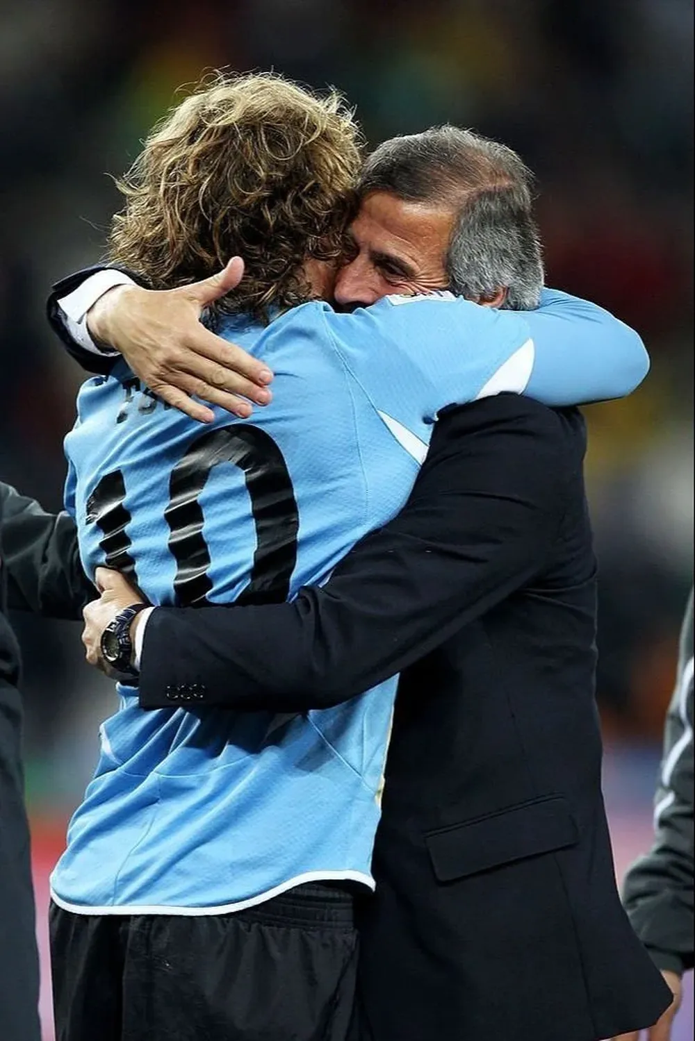 Diego Forlán y Óscar Tabárez forjaron una gran relación y el exfutbolista celeste lo saludó en redes