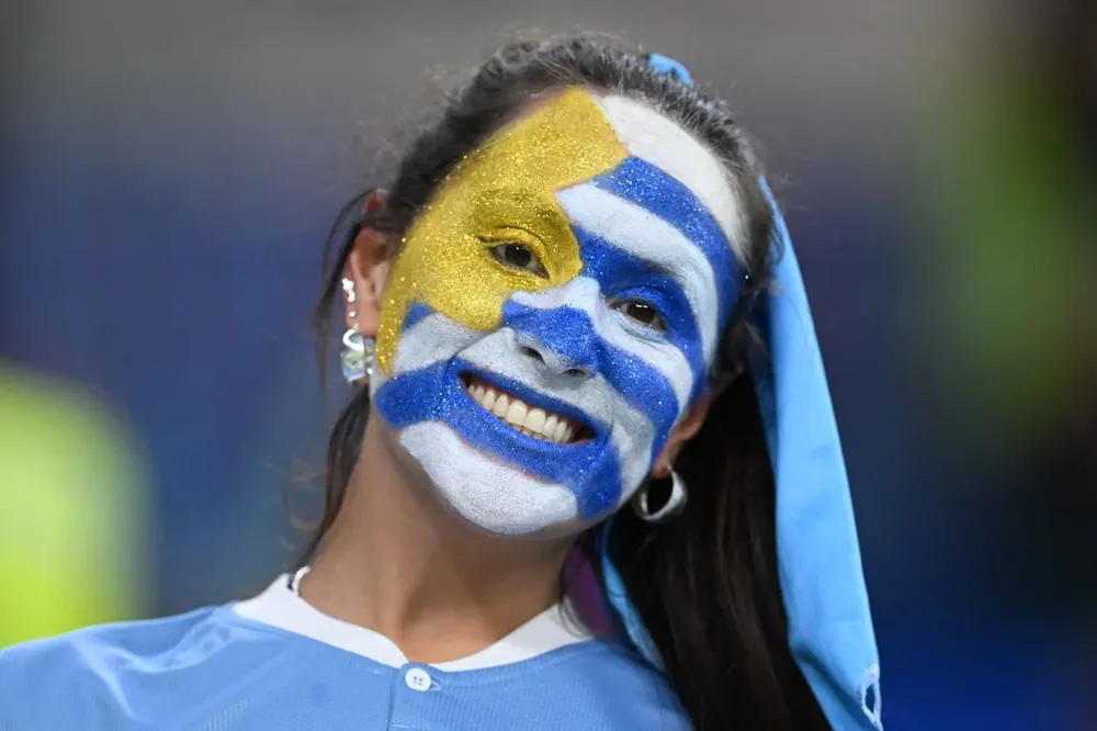 Hincha de la selección uruguaya antes del partido contra Ghana en el Mundial de Qatar 2022