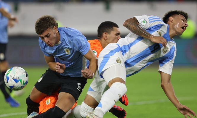 Juan Rodríguez, Agustín Ruberto y el golero uruguayo Kevin Martínez en el momento del choque que le provocó una lesión al argentino en el Sudamericano sub 20 de Venezuela