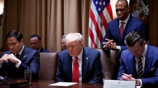 Rezo grupal y un llamativo pedido a Dios: así comenzó la primera reunión de gabinete de Trump