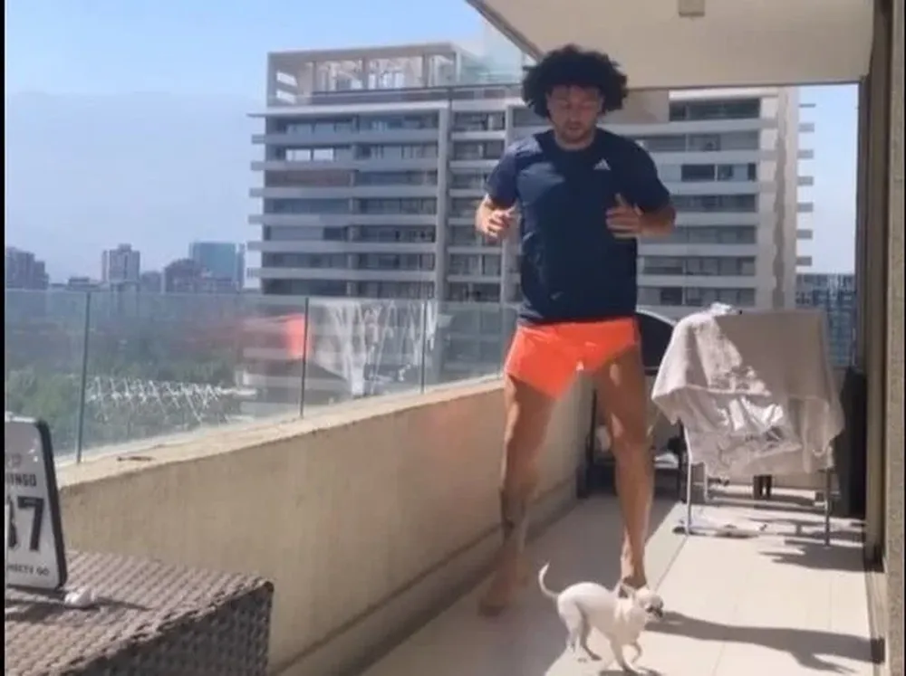 Maximiliano Falcón en el balcón de su apartamento