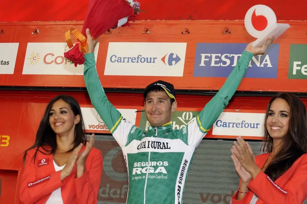 Ferrari en el podio con los colores de Caja Rural