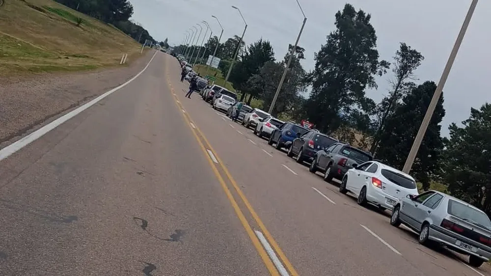 Filas en el puente San Martín para cruzar hacia Argentina. (Foto archivo)