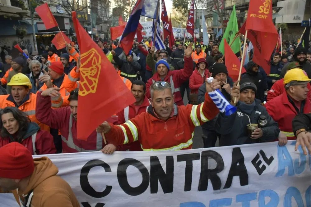 Paro parcial y movilización del PIT-CNT por la avenida 18 de julio