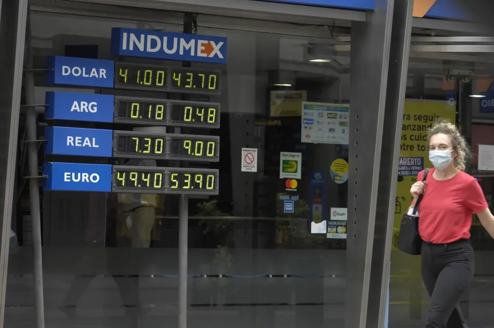 El dólar perdió casi $ 1 dese principios de agosto y cayó por debajo de los $ 43 en el mercado mayorista.