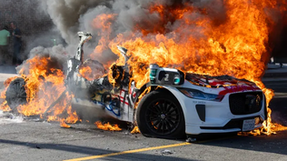 Waymo suspende su servicio en Los Ángeles tras el incendio de cinco vehículos autónomos durante las protestas