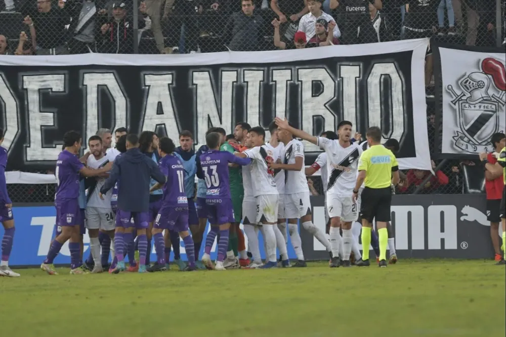 El lío entre jugadores de Defensor Sporting y Danubio