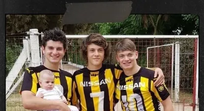 Facundo Pellistri felicitó al juvenil Valentín Rodríguez por su debut en la Primera de Peñarol
