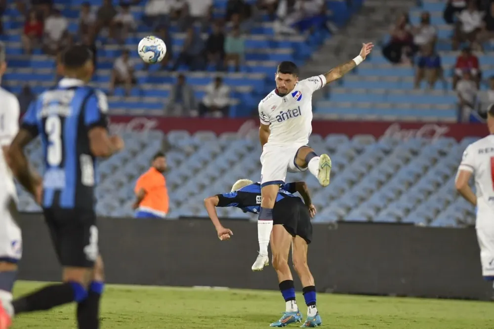 Nacional enfrenta a Liverpool