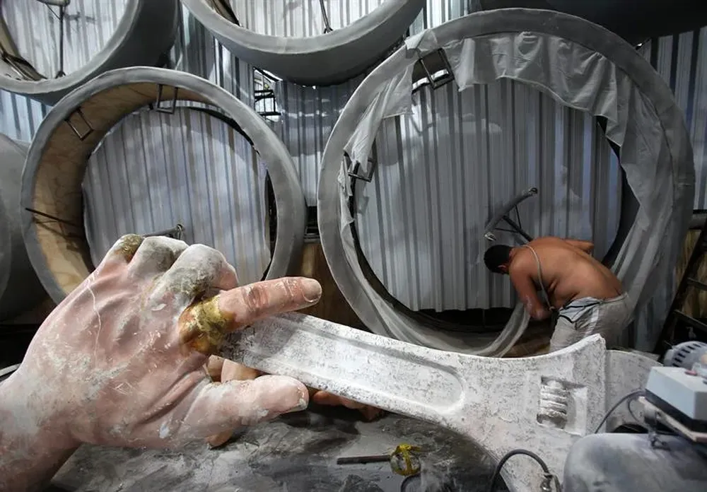 Brasil- Un hombre trabaja sobre una de las imágenes alegóricas de la escuela de samba Grande Rio