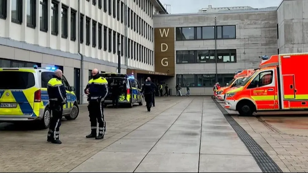 “Un sospechoso fue detenido, el edificio fue evacuado y los alumnos y alumnas están seguros y recibiendo atención”, informó la Policía de Westfalia.