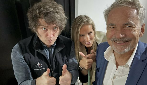 El empresario Martín Varsavsky y su esposa Nina, junto al presidente argentino Javier Milei.