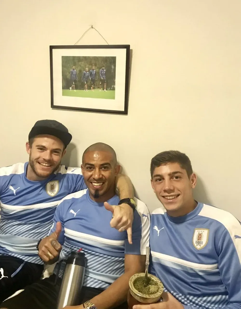 Un cuarto aurinegro: el Cacha tomando mate con Nandez y Valverde