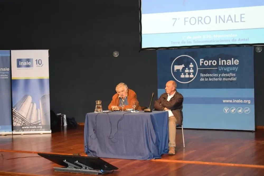 José Mujica y Ricardo De Izaguirre durante el acto de cierre del Foro del Inale.