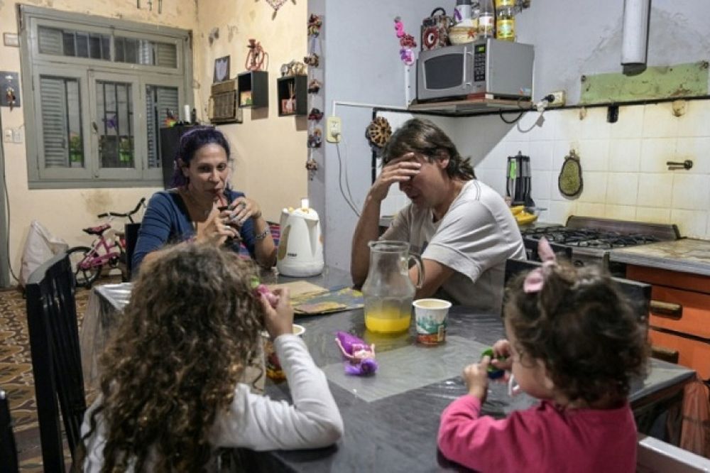 20210402130524_familia_pobre_argentina