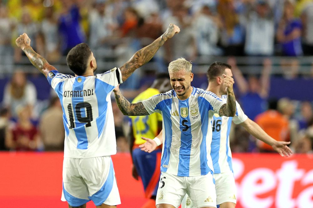 Nicolás Otamendi y Leandro Paredes de la selección de Argentina