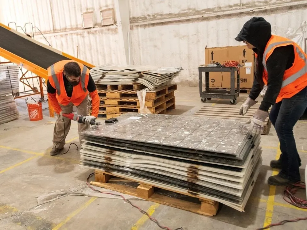 La mayoría de las leyes laborales federales y estatales del país, como las que exigen el pago de un salario mínimo y horas extras, se aplican sólo a los empleados de las empresas.