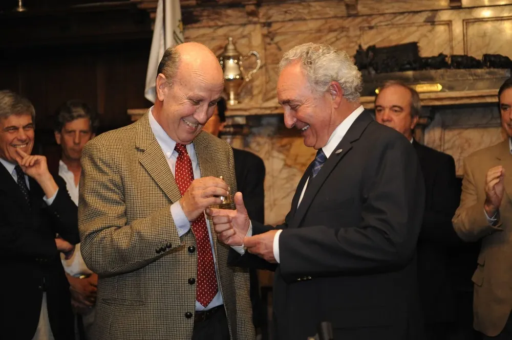 El clásico pasaje de la campanilla con la que se conduce cada reunión de directivos