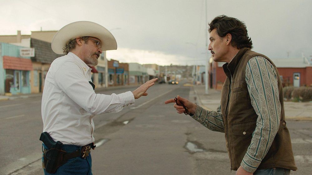Joaquin Phoenix interpreta a un sheriff desorientado que enfrenta al alcalde del pueblo, interpretado por Pedro Pascal.