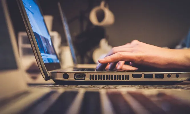 La certificación está dirigida a profesionales del área de publicidad, marketing digital y comunicación, equipos de agencias y medios, equipos de empresas anunciantes y estudiantes avanzados en la materia